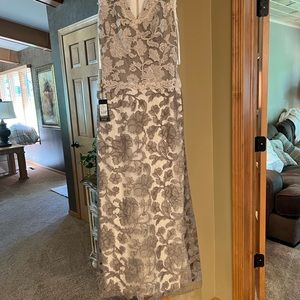 TADASHI SHOJI Women's Two Tone Lace Gown v neck.  Size 8